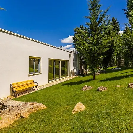 Villa Horizon Luxurious Lakefront Retreat By Pikhost *