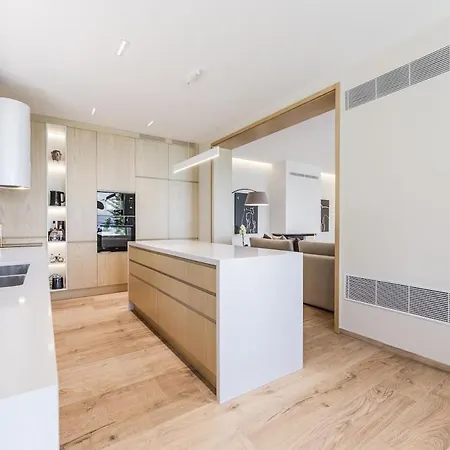 Horizon Luxurious Lakefront Retreat By Pikhost Villa Široka