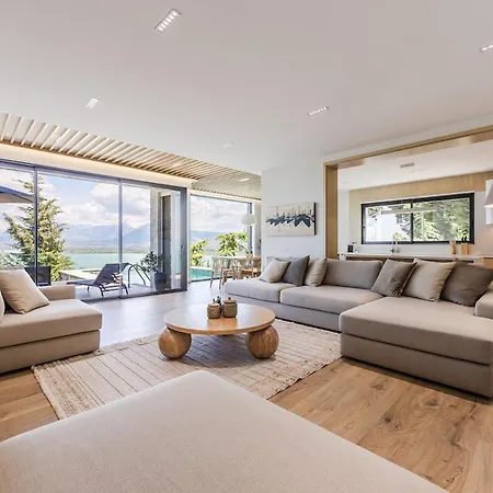 Horizon Luxurious Lakefront Retreat By Pikhost Široka