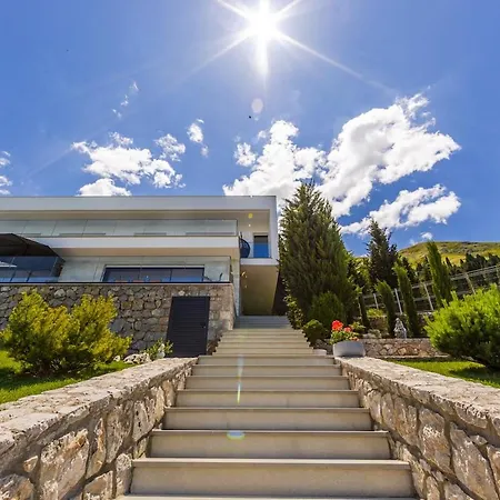 Villa Horizon Luxurious Lakefront Retreat By Pikhost *