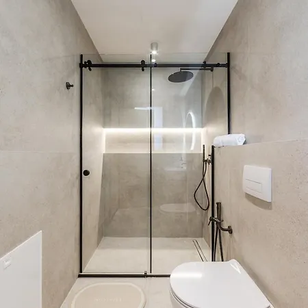 Villa Horizon Luxurious Lakefront Retreat By Pikhost