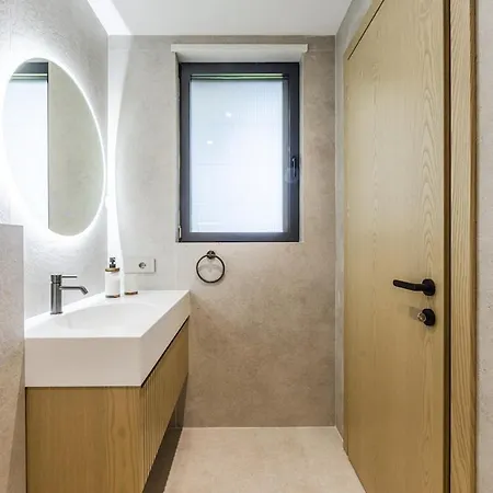 Horizon Luxurious Lakefront Retreat By Pikhost Široka