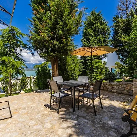 Horizon Luxurious Lakefront Retreat By Pikhost Široka