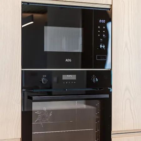 Villa Horizon Luxurious Lakefront Retreat By Pikhost Široka