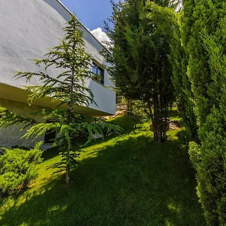 Horizon Luxurious Lakefront Retreat By Pikhost Villa