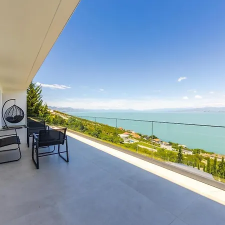 Horizon Luxurious Lakefront Retreat By Pikhost