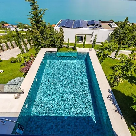 Horizon Luxurious Lakefront Retreat By Pikhost *