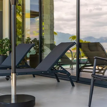 Horizon Luxurious Lakefront Retreat By Pikhost