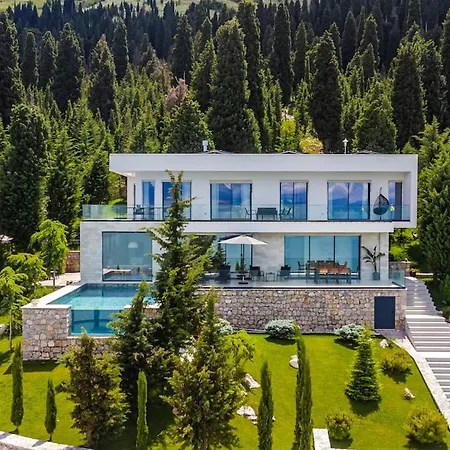 Horizon Luxurious Lakefront Retreat By Pikhost