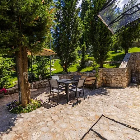 Horizon Luxurious Lakefront Retreat By Pikhost Villa