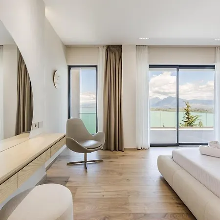 Villa Horizon Luxurious Lakefront Retreat By Pikhost