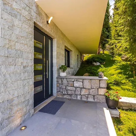 Horizon Luxurious Lakefront Retreat By Pikhost Villa