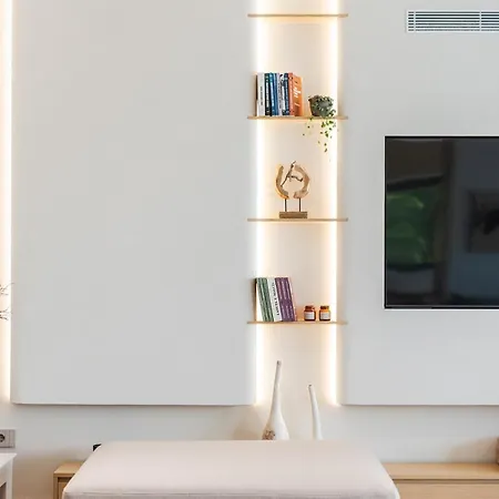 Horizon Luxurious Lakefront Retreat By Pikhost Villa