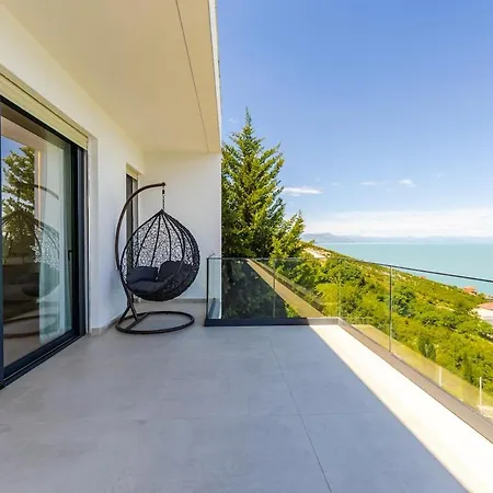 Villa Horizon Luxurious Lakefront Retreat By Pikhost Široka