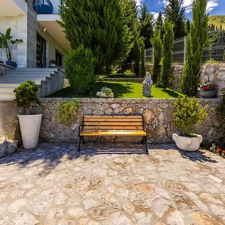 Villa Horizon Luxurious Lakefront Retreat By Pikhost *