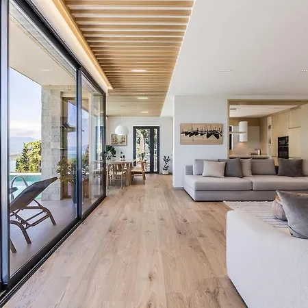 Villa Horizon Luxurious Lakefront Retreat By Pikhost