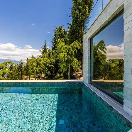 Villa Horizon Luxurious Lakefront Retreat By Pikhost *