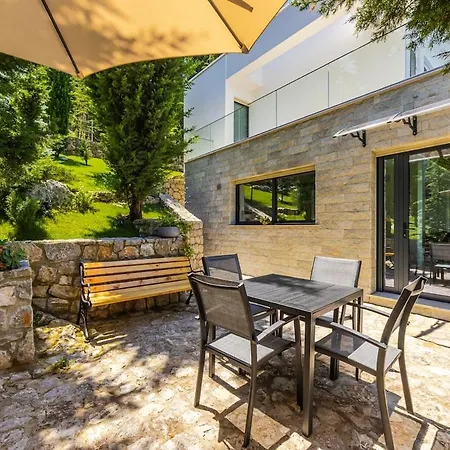 Villa Horizon Luxurious Lakefront Retreat By Pikhost Široka