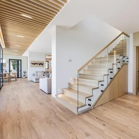 Horizon Luxurious Lakefront Retreat By Pikhost Široka