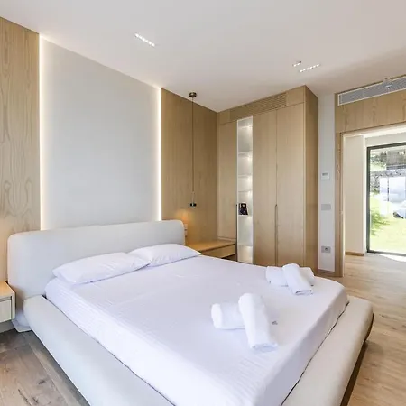 Villa Horizon Luxurious Lakefront Retreat By Pikhost