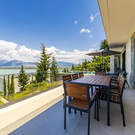 Villa Horizon Luxurious Lakefront Retreat By Pikhost *