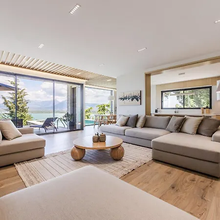 Horizon Luxurious Lakefront Retreat By Pikhost Willa