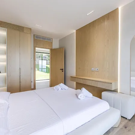 Horizon Luxurious Lakefront Retreat By Pikhost Willa *
