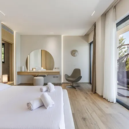 Horizon Luxurious Lakefront Retreat By Pikhost