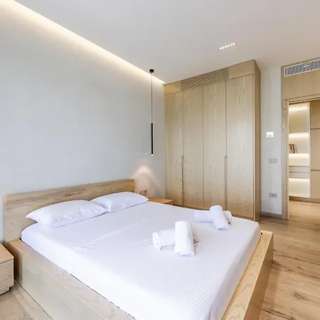 Horizon Luxurious Lakefront Retreat By Pikhost Willa