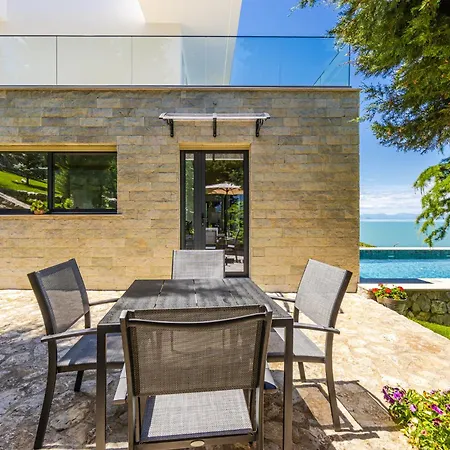 Horizon Luxurious Lakefront Retreat By Pikhost