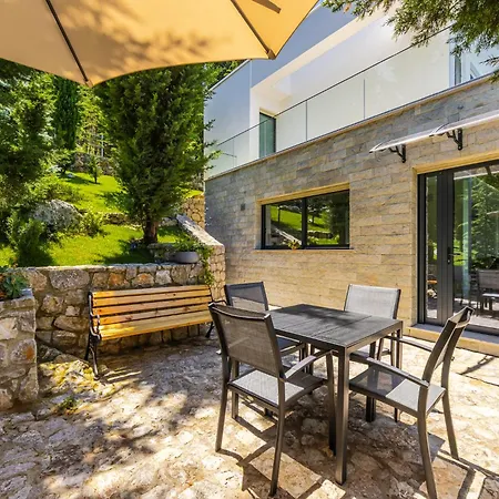 Horizon Luxurious Lakefront Retreat By Pikhost Willa