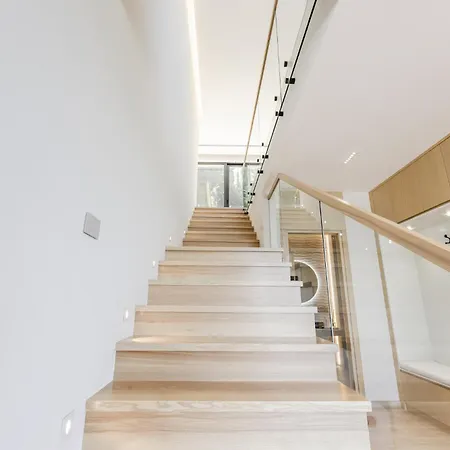 Horizon Luxurious Lakefront Retreat By Pikhost Široka