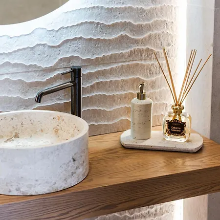 Villa Horizon Luxurious Lakefront Retreat By Pikhost *