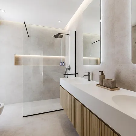Horizon Luxurious Lakefront Retreat By Pikhost Willa