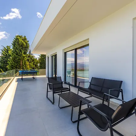 Horizon Luxurious Lakefront Retreat By Pikhost Willa