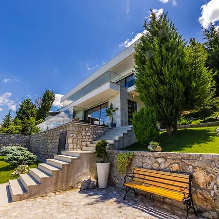 Horizon Luxurious Lakefront Retreat By Pikhost Willa Široka