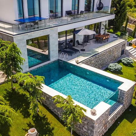 Horizon Luxurious Lakefront Retreat By Pikhost Willa *