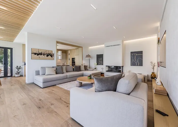 Horizon Luxurious Lakefront Retreat By Pikhost * Široka