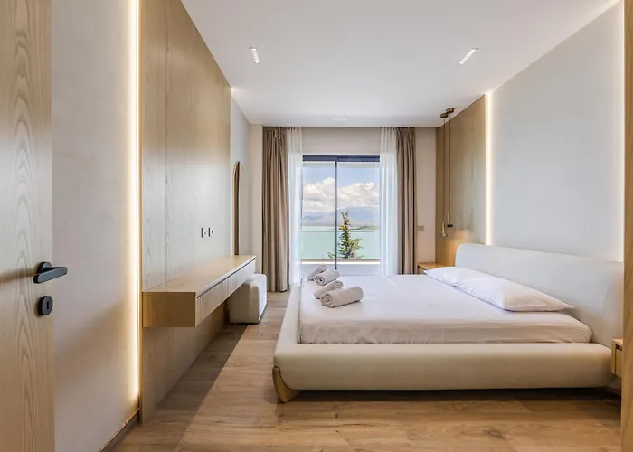 빌라 Horizon Luxurious Lakefront Retreat By Pikhost Široka
