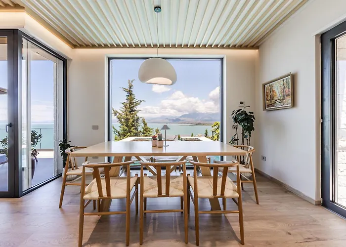 Horizon Luxurious Lakefront Retreat By Pikhost Široka