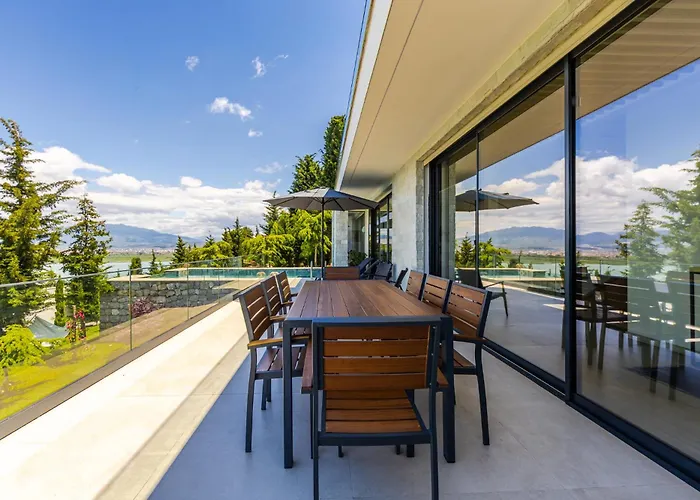 Horizon Luxurious Lakefront Retreat By Pikhost Villa