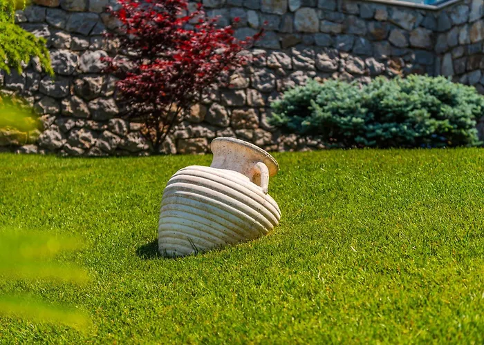 Horizon Luxurious Lakefront Retreat By Pikhost Široka