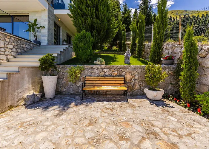 Horizon Luxurious Lakefront Retreat By Pikhost