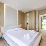 Horizon Luxurious Lakefront Retreat By Pikhost *