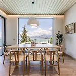 Horizon Luxurious Lakefront Retreat By Pikhost Široka