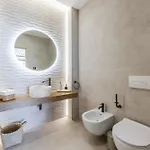 Horizon Luxurious Lakefront Retreat By Pikhost