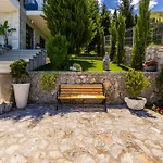 Horizon Luxurious Lakefront Retreat By Pikhost