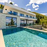 Horizon Luxurious Lakefront Retreat By Pikhost * Široka