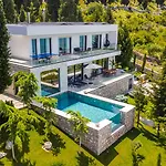 Horizon Luxurious Lakefront Retreat By Pikhost 别墅