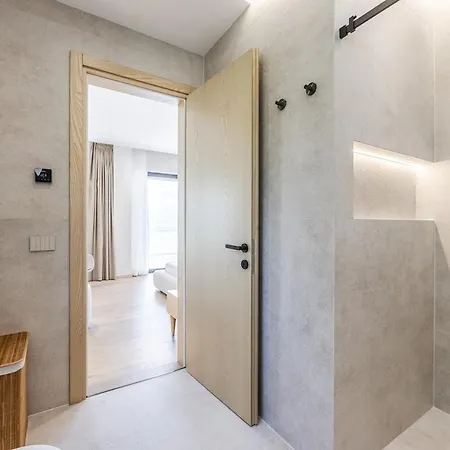 Horizon Luxurious Lakefront Retreat By Pikhost Villa